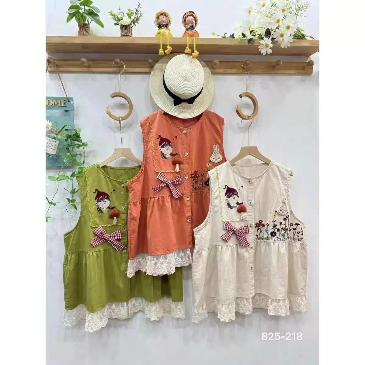 Japanese Sweet Mori Girl Cartoon Floral Embroidery Bow Lace Patchwork Vest Outwear Women Autumn O-Neck Single Breasted Vest Tops
Japanese Sweet Mori Girl Cartoon Floral Embroidery Bow Lace Patchwork Vest Outwear Women Autumn O-Neck Single Breasted Vest Tops