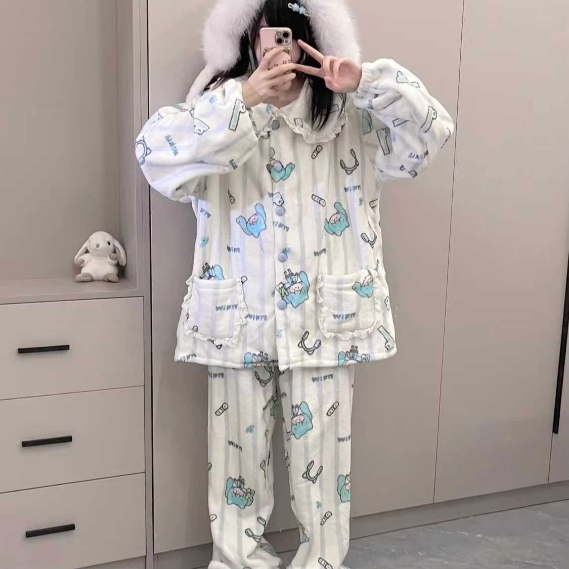 Kawaii Hatsune Miku Anime Merchandise Cartoon Cute Autumn and Winter Coral Fleece Loungewear Girls Soft and Warm Pajamas Gift
Kawaii Hatsune Miku Anime Merchandise Cartoon Cute Autumn and Winter Coral Fleece Loungewear Girls Soft and Warm Pajamas Gift