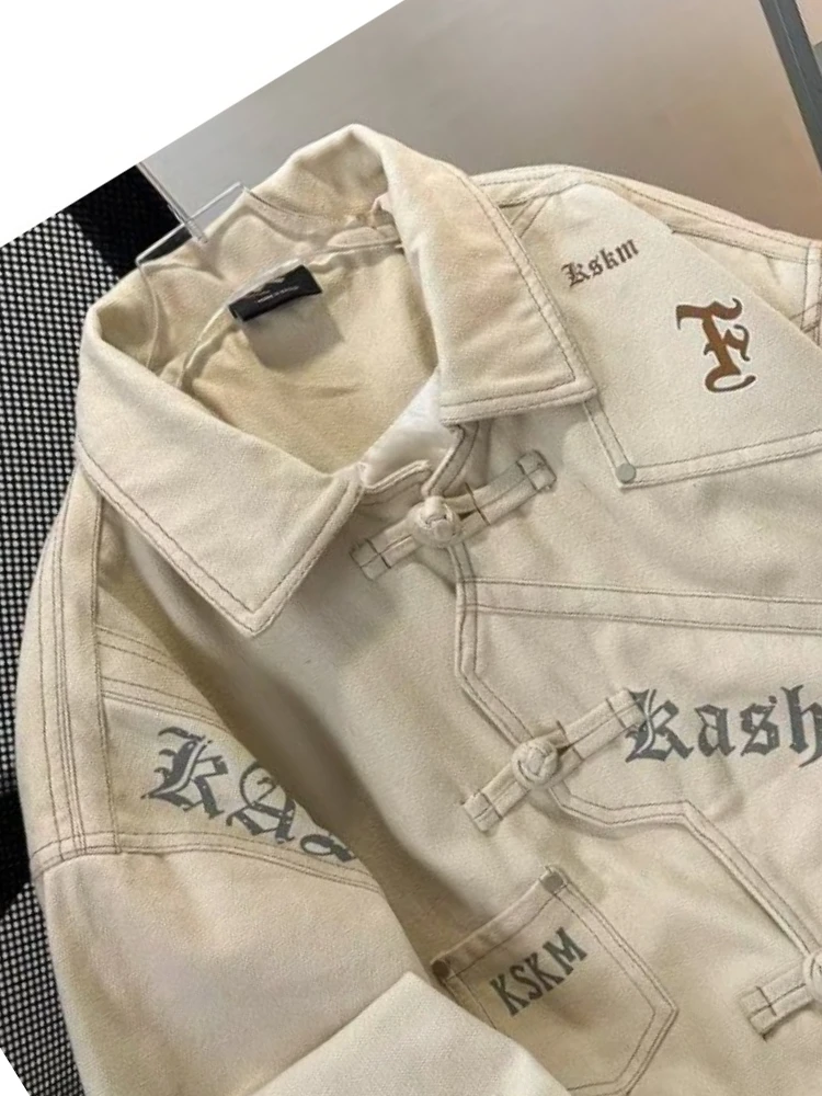 Бежевая джинсовая куртка с персонализированным лацканом с буквенным принтом, универсальная летная куртка в американском стиле ретро с буквенным принтом и лацканами
Бежевая джинсовая куртка с персонализированным лацканом с буквенным принтом, универсальная летная куртка в американском стиле ретро с буквенным принтом и лацканами