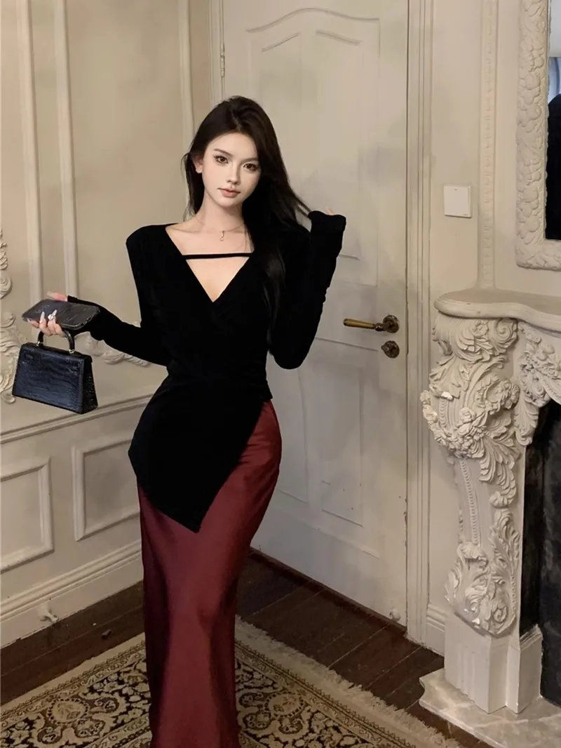 Black High Waist V-Neck T-Shirt Women's Slim Fit Split Top And Skirt Set Fashionable Asymmetrical Design Autumn Collection
Black High Waist V-Neck T-Shirt Women's Slim Fit Split Top And Skirt Set Fashionable Asymmetrical Design Autumn Collection