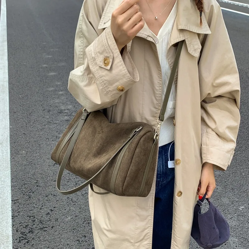 Высококачественная женская сумка большой вместимости, новинка 2026, модная замшевая сумка на одно плечо, ретро пригородная сумка через плечо
Высококачественная женская сумка большой вместимости, новинка 2026, модная замшевая сумка на одно плечо, ретро пригородная сумка через плечо