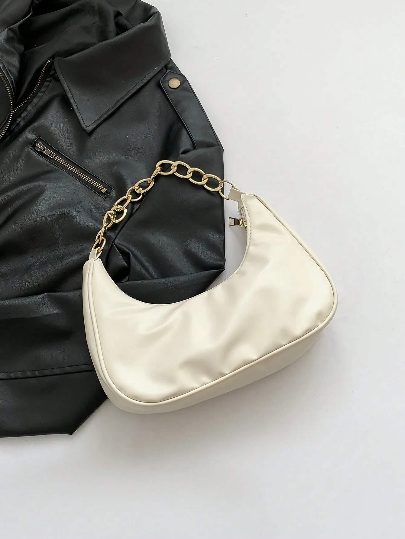New Spring/Summer Metal Chain Bag,Solid Color Fashionable Casual Women's Handbag, Tready Crescent Moon Bag For Women
New Spring/Summer Metal Chain Bag,Solid Color Fashionable Casual Women's Handbag, Tready Crescent Moon Bag For Women