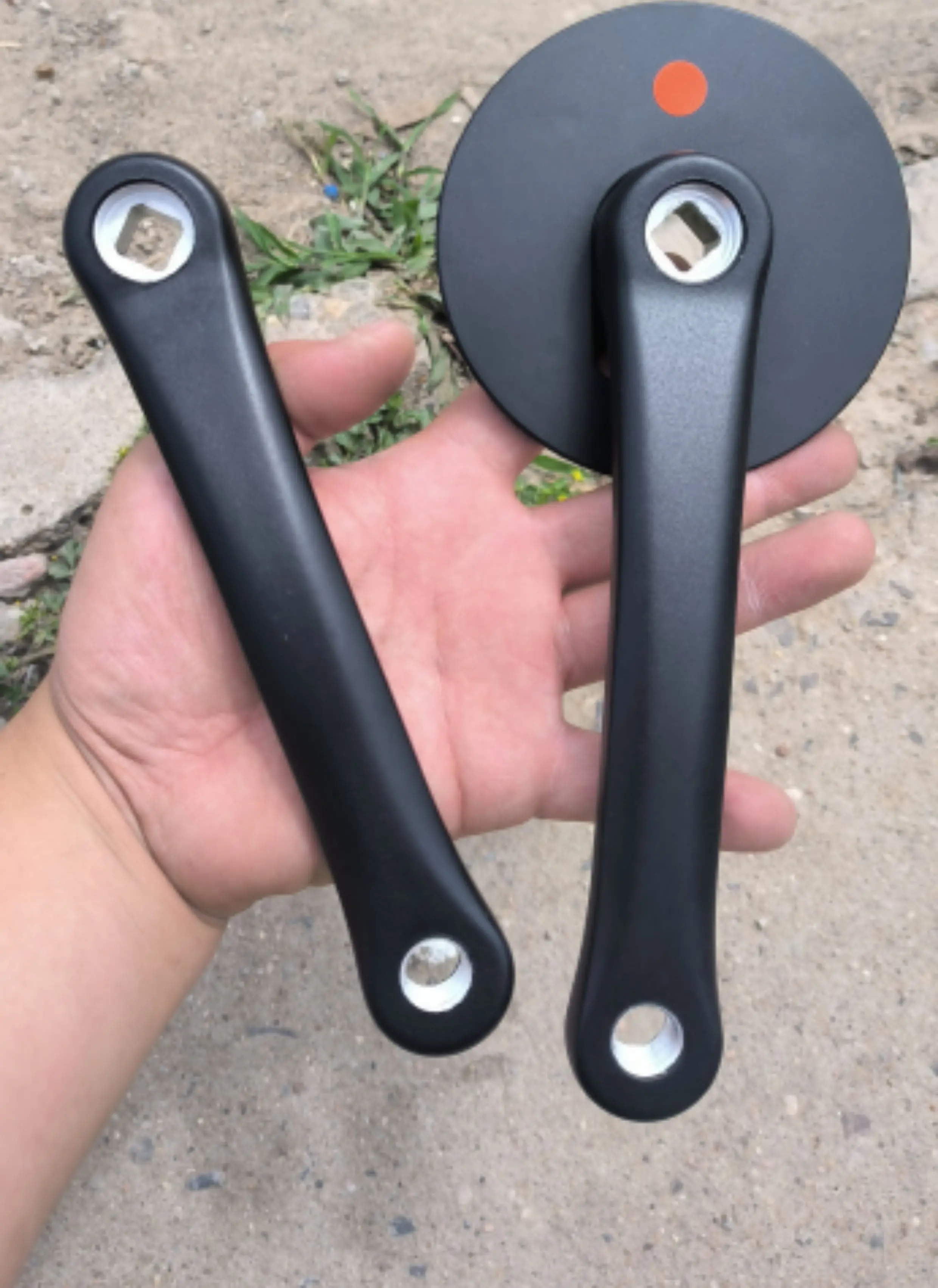 Mountain bike aluminum alloy chainring 24T bike crank 170mm lithium battery electric bicycle crank set
Mountain bike aluminum alloy chainring 24T bike crank 170mm lithium battery electric bicycle crank set