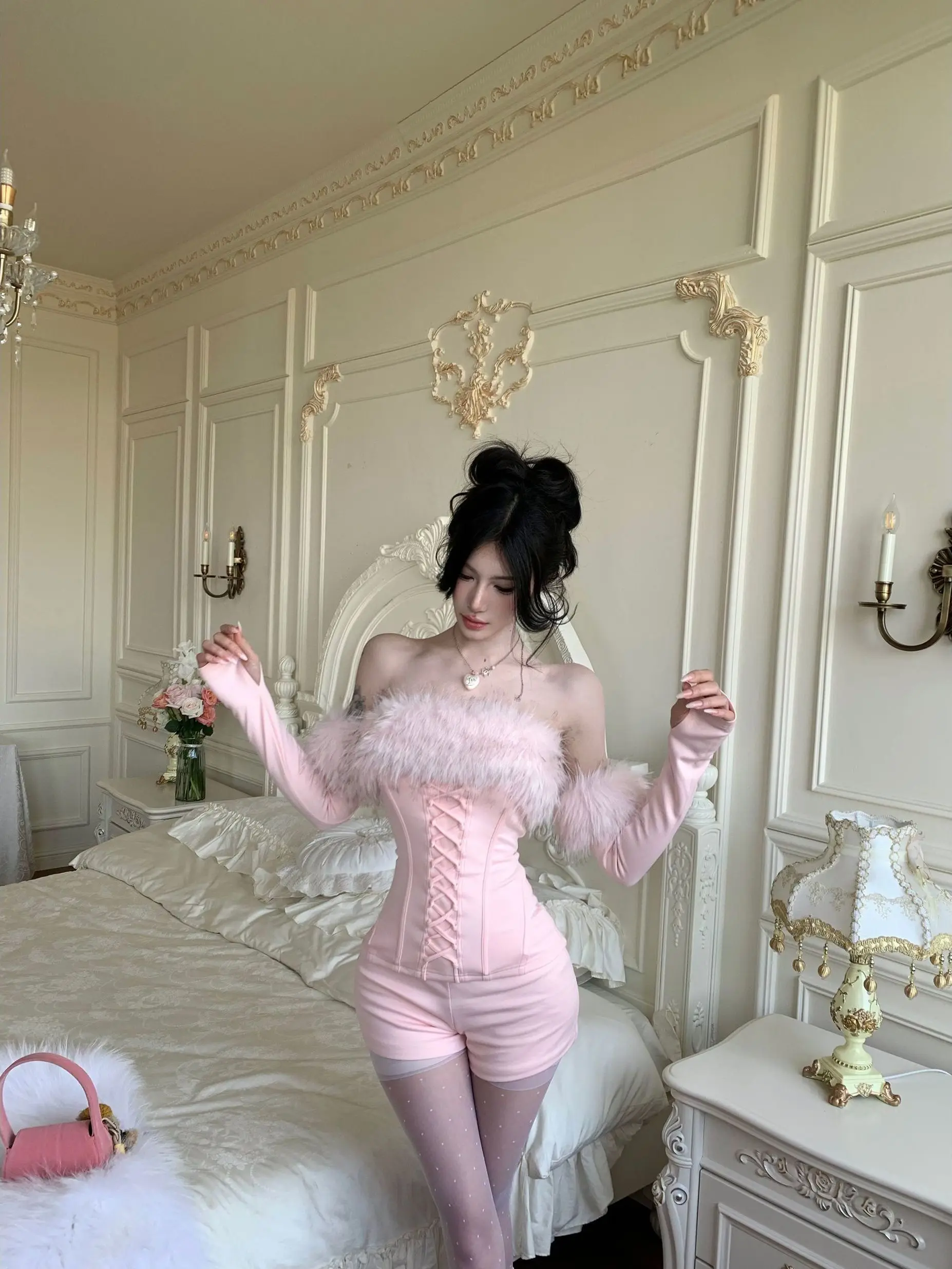 Pure Desirable Sexy Trim Fit Patchwork Fur Trim Crop Top Shorts Two Piece Set Summer New Women's Fashion Ensemble
Pure Desirable Sexy Trim Fit Patchwork Fur Trim Crop Top Shorts Two Piece Set Summer New Women's Fashion Ensemble