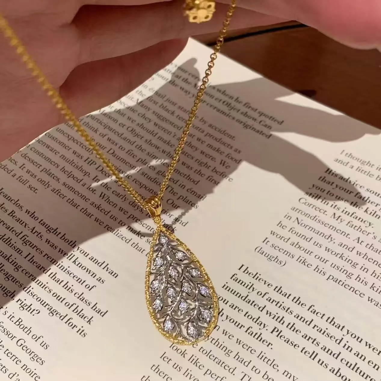 Luxury Design Bucci Style 925 Silver High Carbon Diamond Teardrop Hallow Pendant Ornato Modellato Gold Fine Necklaces Women Gift
Luxury Design Bucci Style 925 Silver High Carbon Diamond Teardrop Hallow Pendant Ornato Modellato Gold Fine Necklaces Women Gift