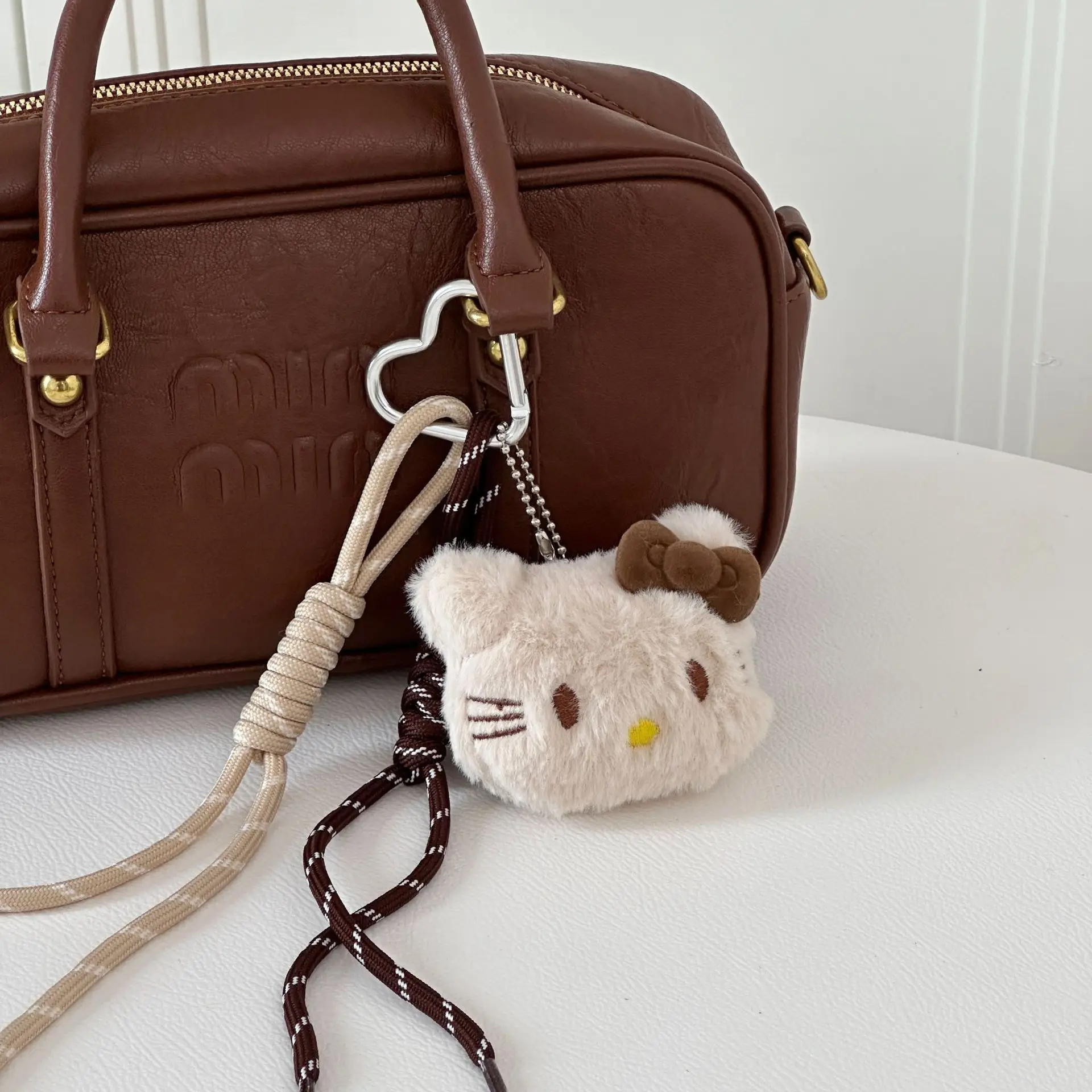 MINISO милый плюшевый бант голова кошки кукла сумка аксессуары Ins Интернет знаменитости стиль принцессы небольшой кулон брелок аксессуары
MINISO милый плюшевый бант голова кошки кукла сумка аксессуары Ins Интернет знаменитости стиль принцессы небольшой кулон брелок аксессуары