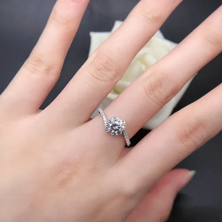 Solid 14K White Gold AU585 Platinum PT950 Six Claw One Carat Moissanite Ring Wedding Band Gift Luxury
Solid 14K White Gold AU585 Platinum PT950 Six Claw One Carat Moissanite Ring Wedding Band Gift Luxury