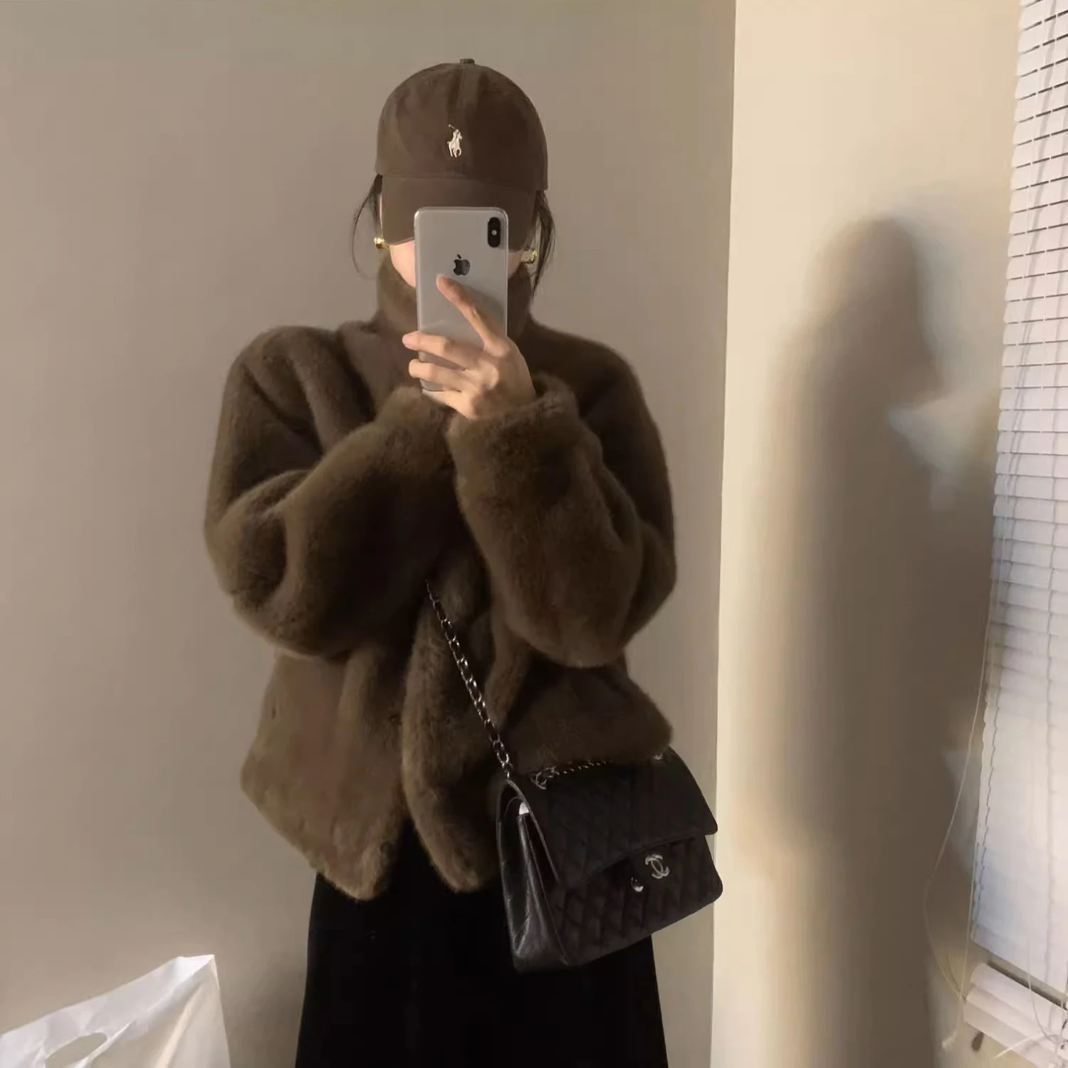 Зимняя высококачественная норковая короткая стильная шуба с воротником-стойкой, интегрированная норковая плюшевая шуба для женщин, куртка
Зимняя высококачественная норковая короткая стильная шуба с воротником-стойкой, интегрированная норковая плюшевая шуба для женщин, куртка