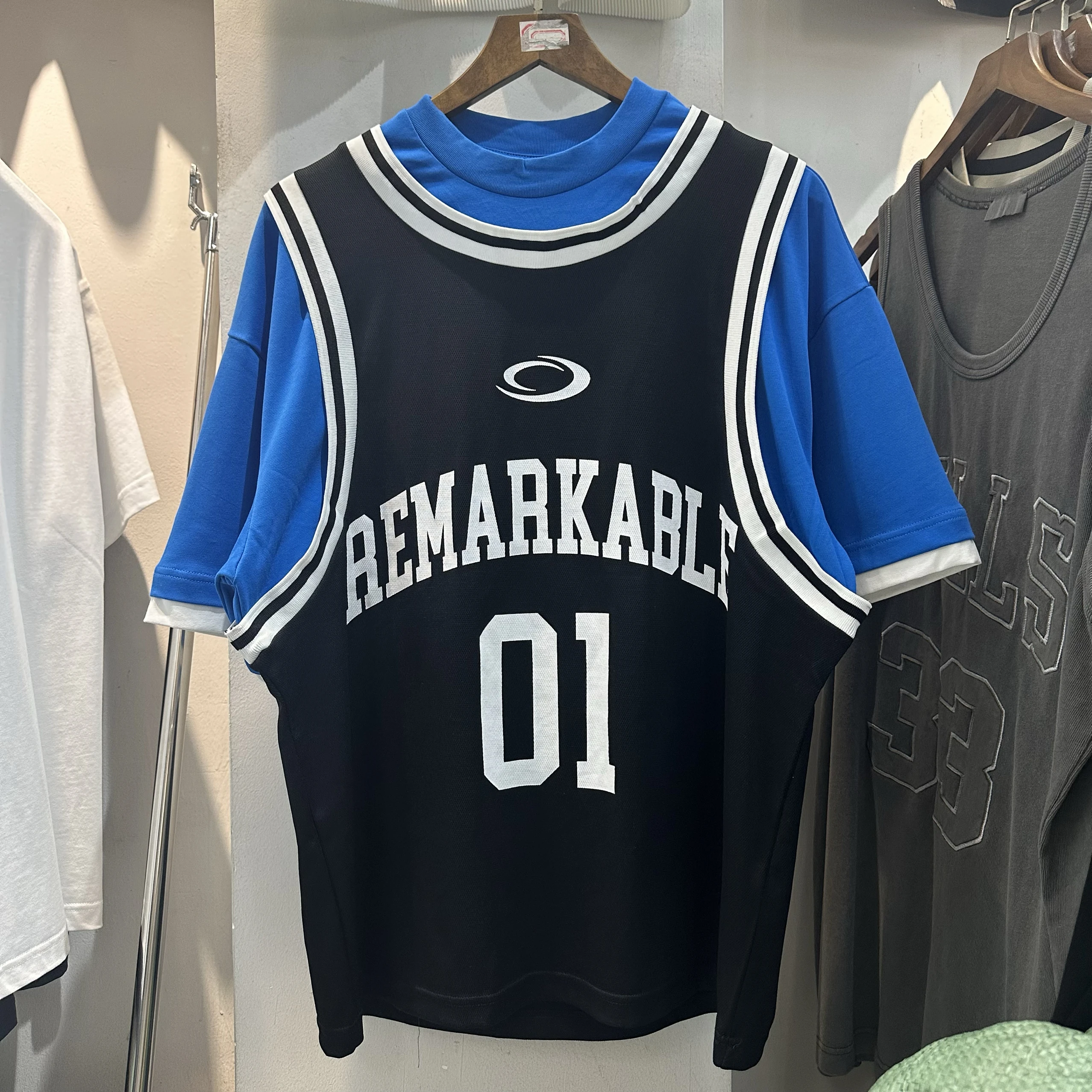 Летняя коллекция 2025: Свободная уличная баскетбольная футболка с коротким рукавом в стиле коллаборации, повседневная молодежная мода
Летняя коллекция 2025: Свободная уличная баскетбольная футболка с коротким рукавом в стиле коллаборации, повседневная молодежная мода