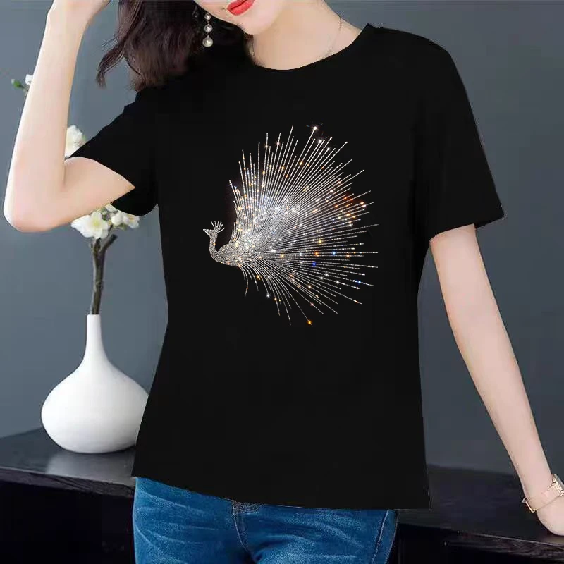 A summer short-sleeved pure cotton casual T-shirt featuring a dazzling peacock spreading its tail and diamond rhinestone
A summer short-sleeved pure cotton casual T-shirt featuring a dazzling peacock spreading its tail and diamond rhinestone