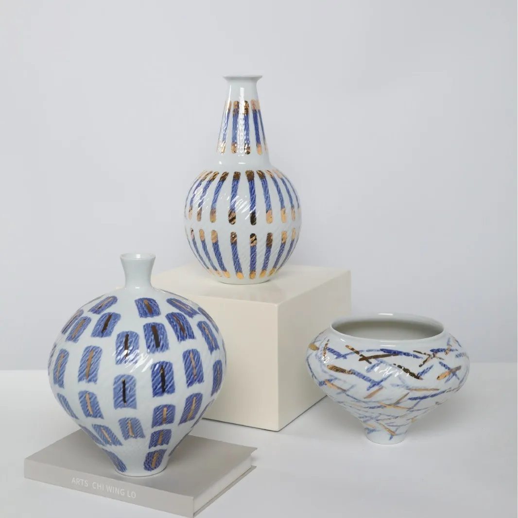 Abstract blue-and-white gold-painted ceramic vases, handmade Japanese-style hydroponic flower vessels, living room decorations
Abstract blue-and-white gold-painted ceramic vases, handmade Japanese-style hydroponic flower vessels, living room decorations