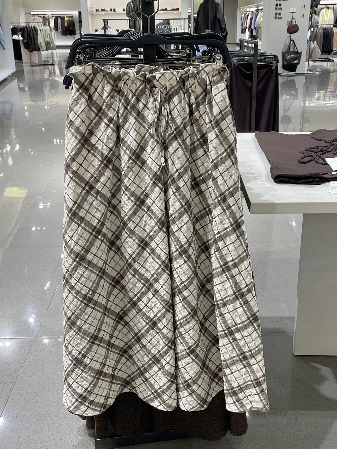 Spring 2026 New Women's Fashion Elastic Waist Casual Plaid Midi Skirt High Waist A-Line Skirt Ladies' Premium Quality
Spring 2026 New Women's Fashion Elastic Waist Casual Plaid Midi Skirt High Waist A-Line Skirt Ladies' Premium Quality