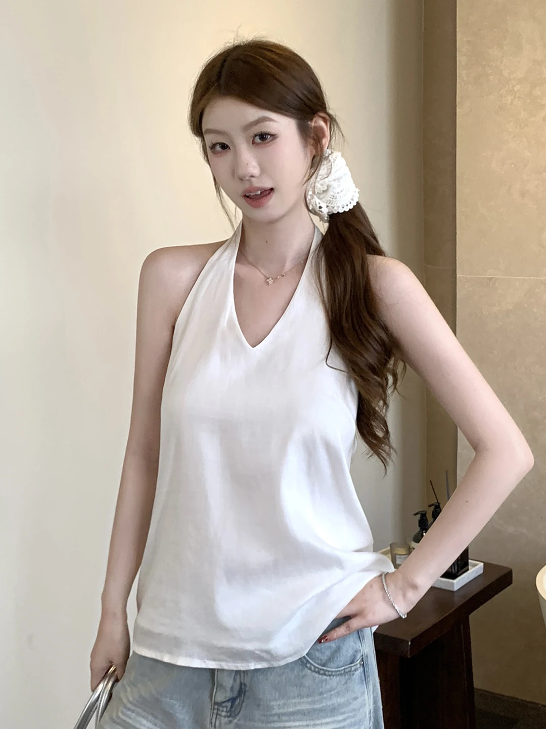 Design Sensation White V-Neck Strapless Vest Women Summer Outdoor Wear New 2026 Sleeveless Top Fashionable Casual Breathable
Design Sensation White V-Neck Strapless Vest Women Summer Outdoor Wear New 2026 Sleeveless Top Fashionable Casual Breathable