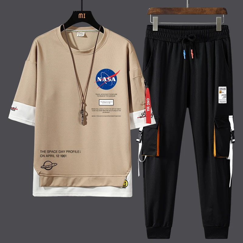 Повседневный спортивный костюм для мужчин: свободный крой, летняя коллекция, универсальная футболка и брюки, большие размеры, для подростков, полиэстер
Повседневный спортивный костюм для мужчин: свободный крой, летняя коллекция, универсальная футболка и брюки, большие размеры, для подростков, полиэстер