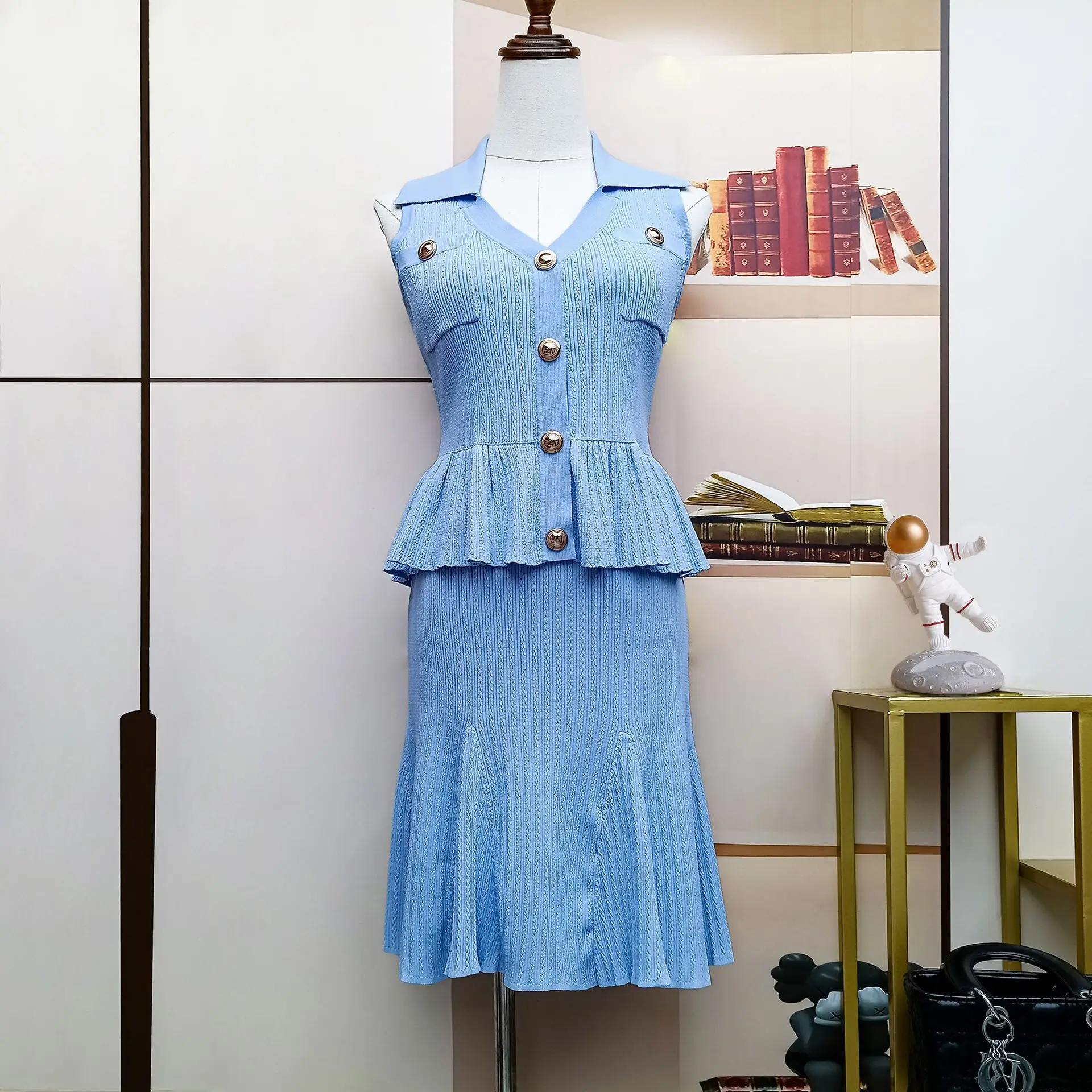 Новые летние комплекты трикотажных платьев из двух предметов для женщин, модный топ без рукавов 2025 и короткая юбка-труба, костюм для вечеринки, белый наряд для женщин
Новые летние комплекты трикотажных платьев из двух предметов для женщин, модный топ без рукавов 2025 и короткая юбка-труба, костюм для вечеринки, белый наряд для женщин