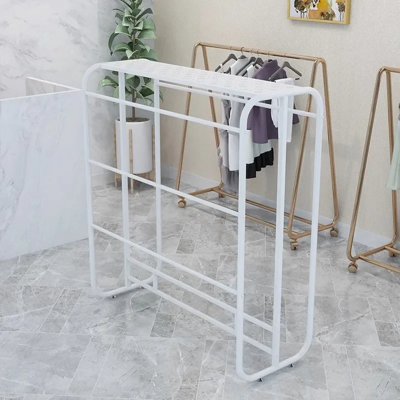 Shopping mall, island rack, loungewear display rack, underwear, underwear shelf, pajamas, scarves, silk scarves
Shopping mall, island rack, loungewear display rack, underwear, underwear shelf, pajamas, scarves, silk scarves