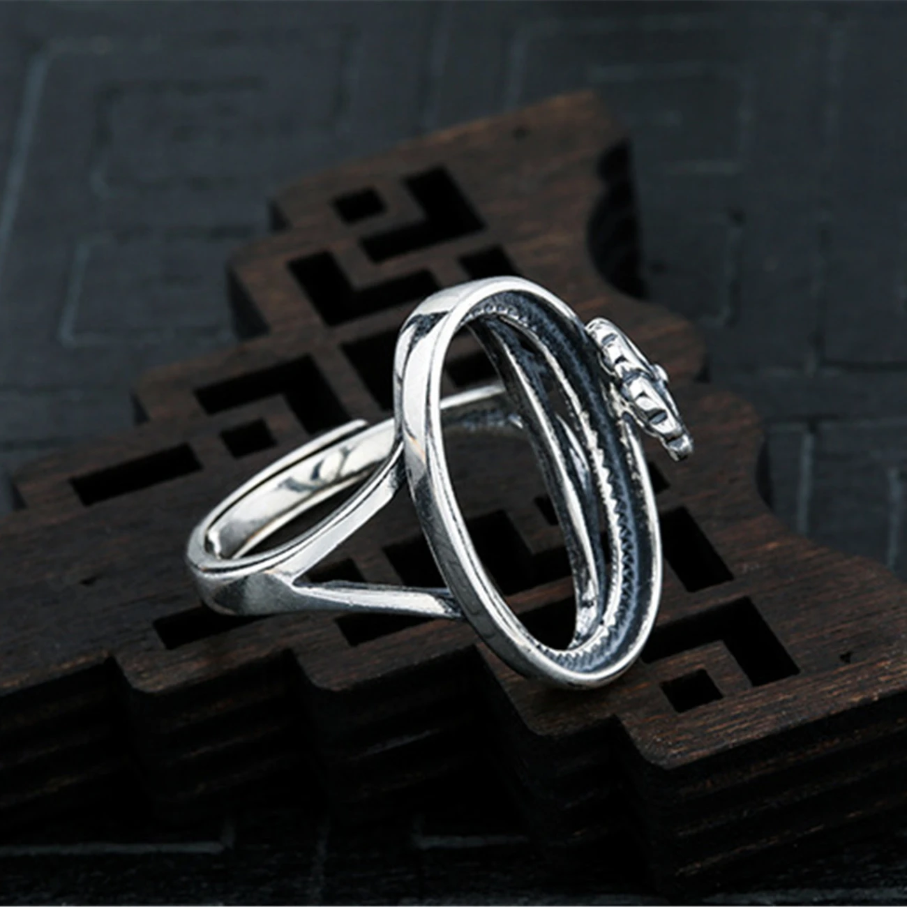 Ring Blank (12x19mm Oval Blank) Adjustable 925 Silver Ring Base Antique Style Oval Ring Setting R1428B
Ring Blank (12x19mm Oval Blank) Adjustable 925 Silver Ring Base Antique Style Oval Ring Setting R1428B