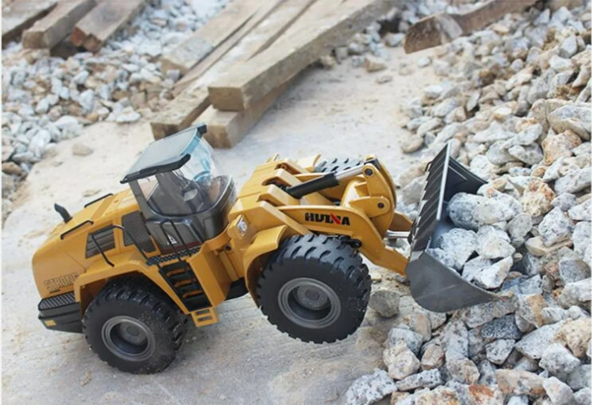 Huina 1583 Remote Control Bulldozer RC Model 1:14 Scale 22-Way Interactive Engineering Vehicle Toy for Kids And Adults
Huina 1583 Remote Control Bulldozer RC Model 1:14 Scale 22-Way Interactive Engineering Vehicle Toy for Kids And Adults