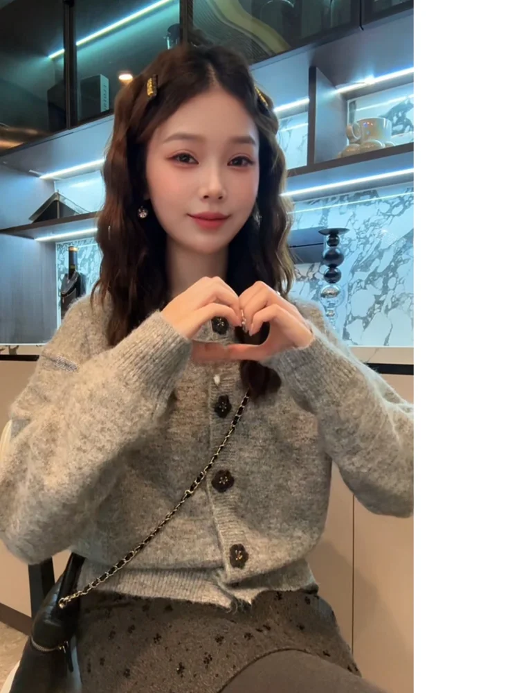 Модный красный вязаный кардиган Cisas для женщин, повседневный, свободного кроя, с длинными рукавами, круглым вырезом и пуговицами.
Модный красный вязаный кардиган Cisas для женщин, повседневный, свободного кроя, с длинными рукавами, круглым вырезом и пуговицами.