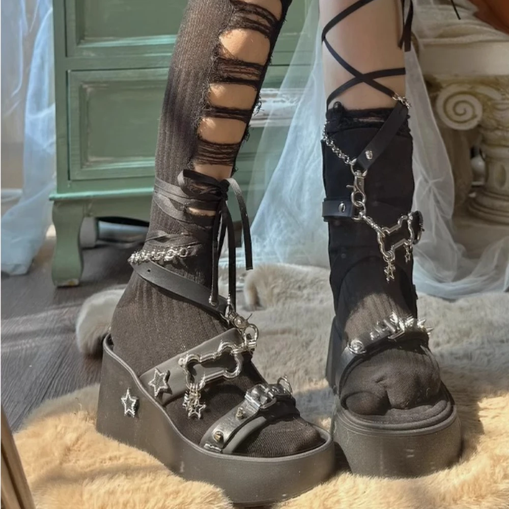 Original Subculture Black Women's Shoes Slippers Fashion Chain Strap Wedge Heel Sandals 2025 Summer Outer Platform High Heels 
Original Subculture Black Women's Shoes Slippers Fashion Chain Strap Wedge Heel Sandals 2025 Summer Outer Platform High Heels