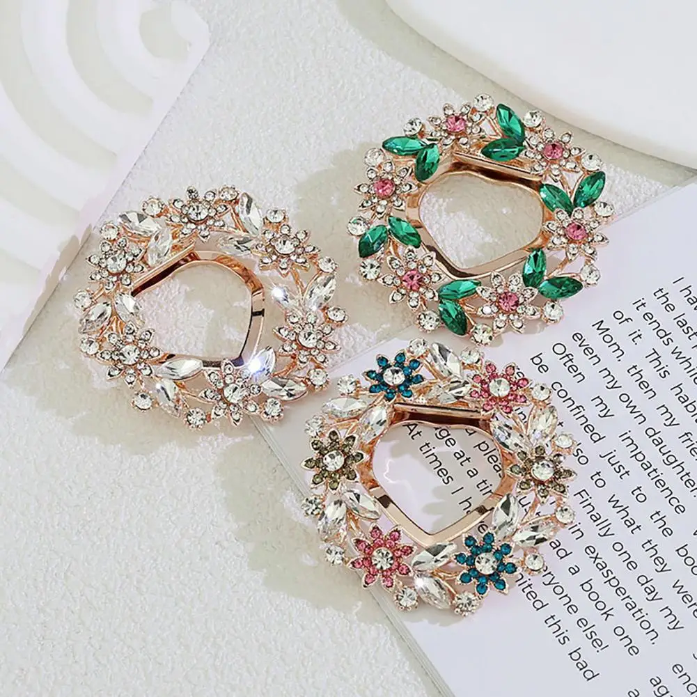 Brooch Women Scarf Fastener with Sparkling Rhinestones Leaf Flower Shape Button Versatile Accessory for Coats Bags Scarves Scarf
Brooch Women Scarf Fastener with Sparkling Rhinestones Leaf Flower Shape Button Versatile Accessory for Coats Bags Scarves Scarf
