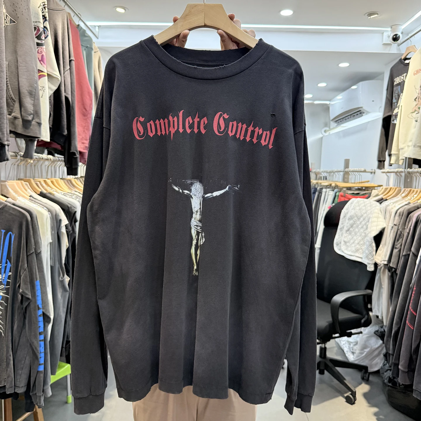 Waed Long Sve T-irt American High Street Masked Character Letter Print Loose Casual Vintage Hole Couple T-irt
Waed Long Sve T-irt American High Street Masked Character Letter Print Loose Casual Vintage Hole Couple T-irt