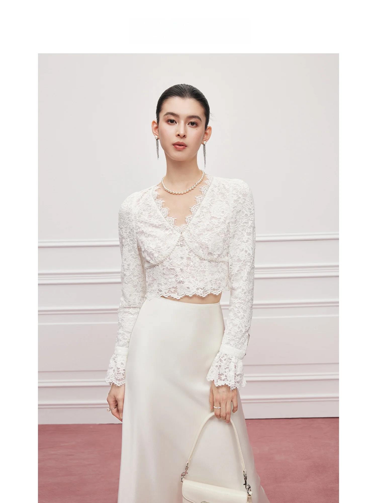 Женская белая блузка Ele V-Ne Lace Base из смесового хлопка и полиэстера с длинными рукавами-фонариками, вышивкой и обильной отделкой бисером
Женская белая блузка Ele V-Ne Lace Base из смесового хлопка и полиэстера с длинными рукавами-фонариками, вышивкой и обильной отделкой бисером