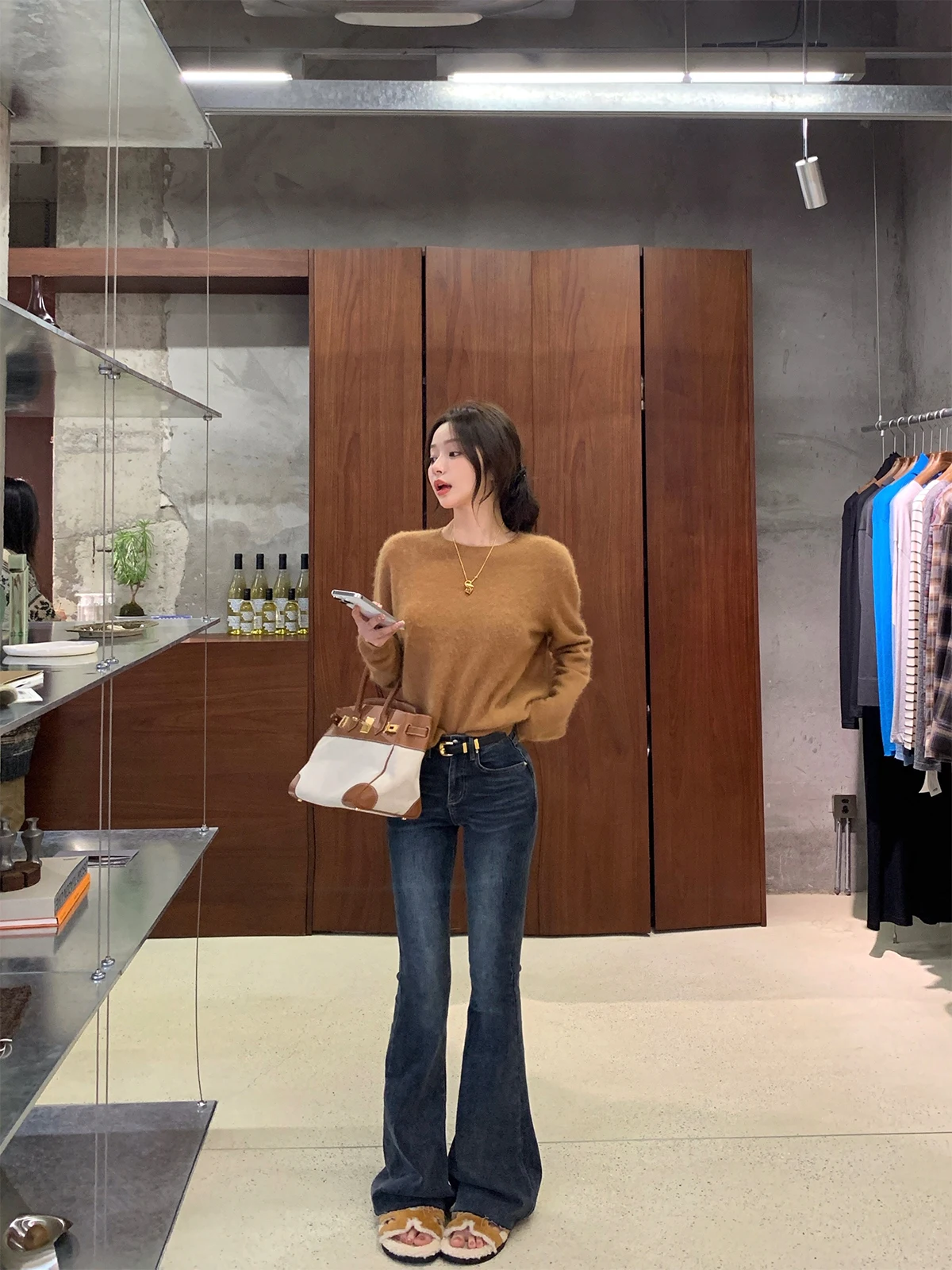 Женские джинсы-клеш с высокой талией Chen Jin, ретро-стиль, эффект выцветания, корейский модный повседневный деним
Женские джинсы-клеш с высокой талией Chen Jin, ретро-стиль, эффект выцветания, корейский модный повседневный деним