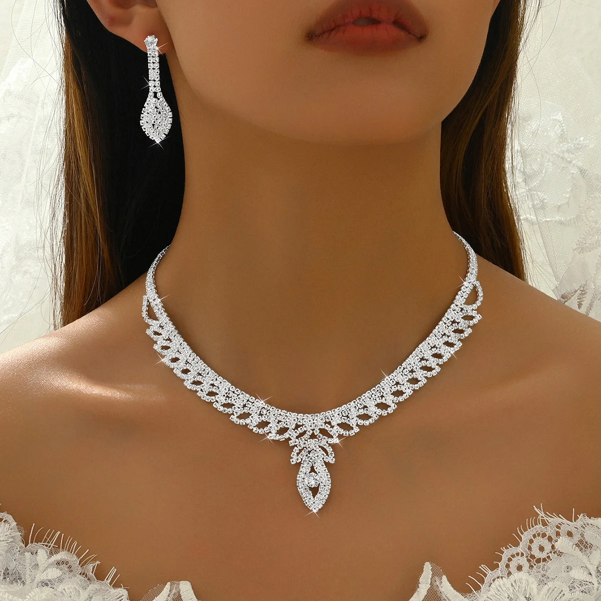 New product leaf necklace and earrings set of four pieces - fashionable European-style wedding diamond accessories
New product leaf necklace and earrings set of four pieces - fashionable European-style wedding diamond accessories