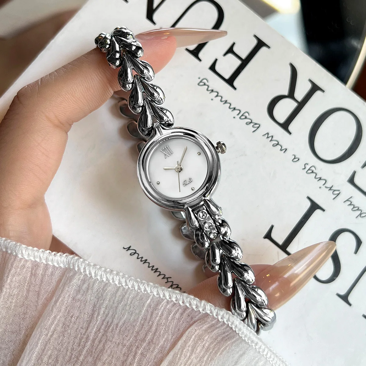 Ladies' Watch Light Luxury Fashion Round Small Dial Bracelet Simple and Exquisite Quartz Watch Women's Watches gift
Ladies' Watch Light Luxury Fashion Round Small Dial Bracelet Simple and Exquisite Quartz Watch Women's Watches gift