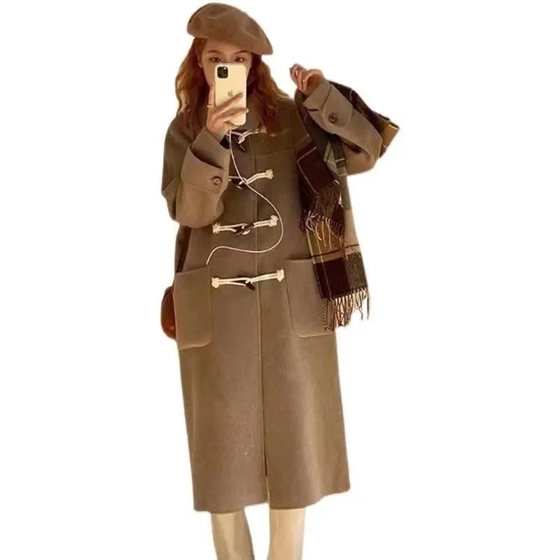 2023 Woolen Coat Women's Autumn and Winter Student Korean Version Loose and Slim Cow Horn Button Mid length Woolen Coat Trend
2023 Woolen Coat Women's Autumn and Winter Student Korean Version Loose and Slim Cow Horn Button Mid length Woolen Coat Trend