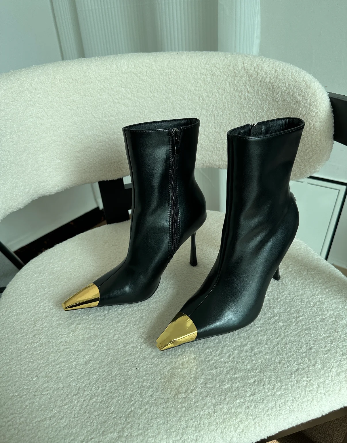 Sexy Style Black PU Leather Metal Pointed Toe Mid-Calf Women Boots Stiletto High Heels Side Zipper Design Fashion Show Shoes
Sexy Style Black PU Leather Metal Pointed Toe Mid-Calf Women Boots Stiletto High Heels Side Zipper Design Fashion Show Shoes