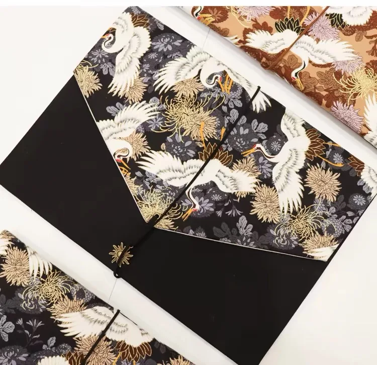 Retro handmade swan-style Chinese-style laptop inner bag.
Retro handmade swan-style Chinese-style laptop inner bag.