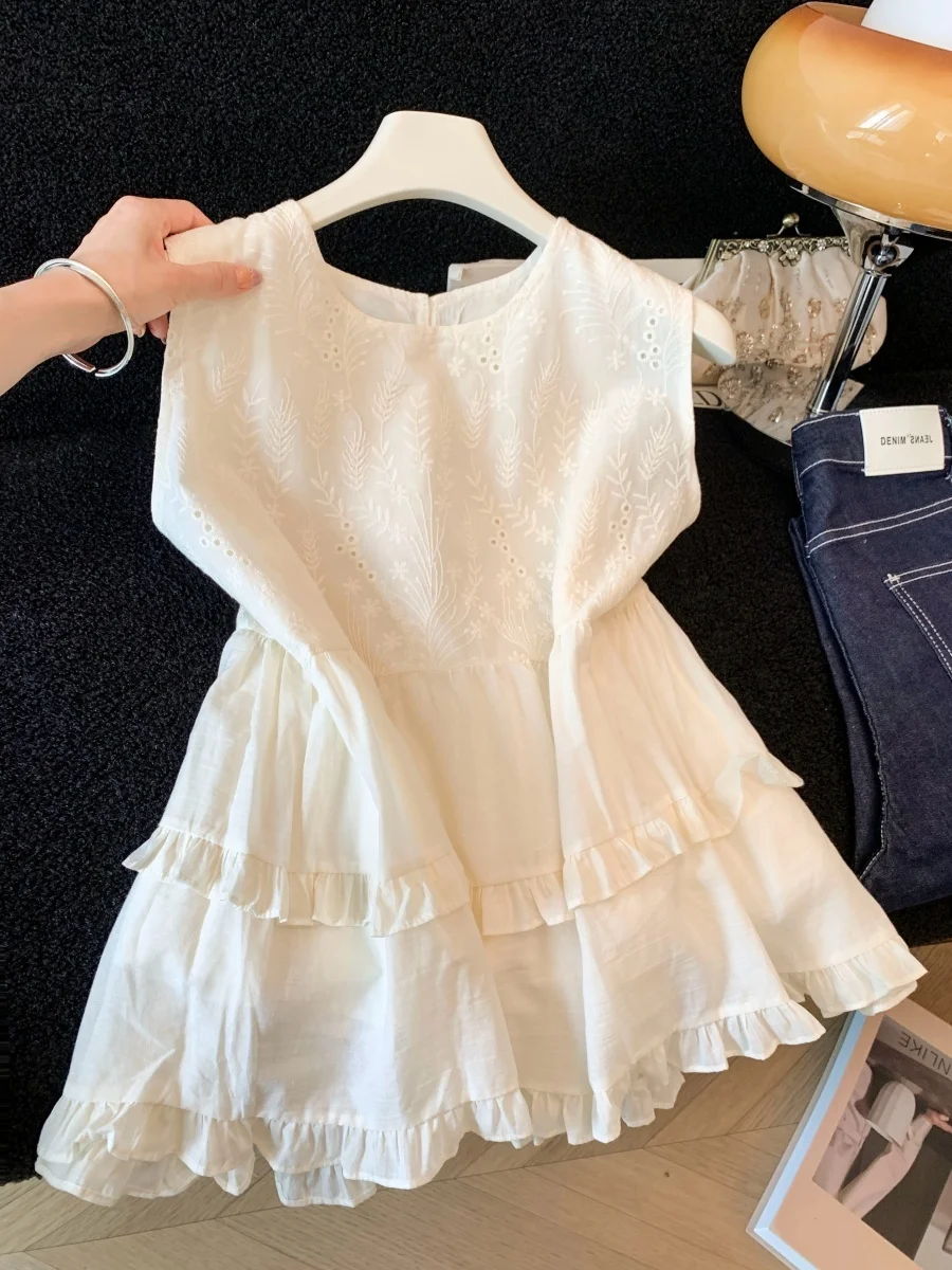 Summer New Women's Loose Doll Shirt Sleeveless Embroidered Flower Hook Gentle Wind Wooden Ear Lace Trim round Neck Top
Summer New Women's Loose Doll Shirt Sleeveless Embroidered Flower Hook Gentle Wind Wooden Ear Lace Trim round Neck Top