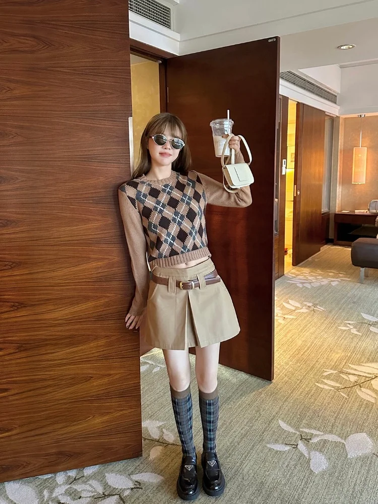 Модный хлопковый плиссированный костюм-двойка Cherioaban: юбка А-силуэта с поясом и шорты с высокой талией на молнии
Модный хлопковый плиссированный костюм-двойка Cherioaban: юбка А-силуэта с поясом и шорты с высокой талией на молнии