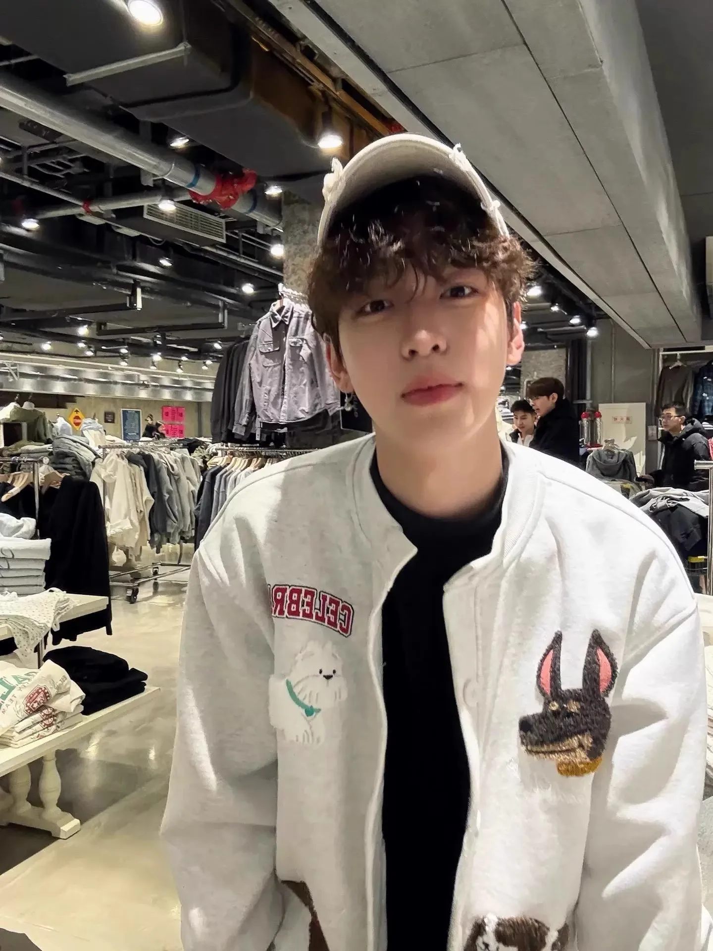 Мужская бейсбольная куртка свободного кроя с вышитыми нашивками в виде собачек, повседневная, осенне-зимняя, удобная, из хлопка и полиэстера
Мужская бейсбольная куртка свободного кроя с вышитыми нашивками в виде собачек, повседневная, осенне-зимняя, удобная, из хлопка и полиэстера