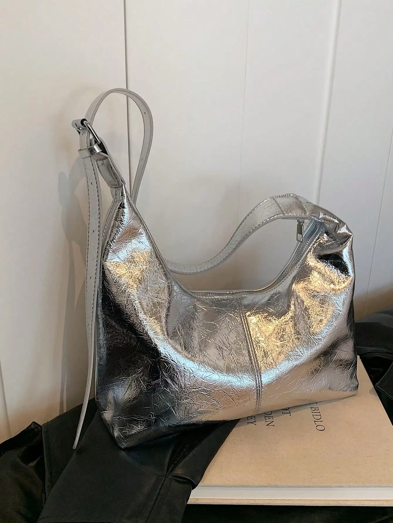 1pc Fashion Crackle Color Large Capacity One Shoulder Diagonal Crossbody Dumpling Handbag, Versatile & Suitable For Office, Commute, Shopping, Festival Gift
1pc Fashion Crackle Color Large Capacity One Shoulder Diagonal Crossbody Dumpling Handbag, Versatile & Suitable For Office, Commute, Shopping, Festival Gift