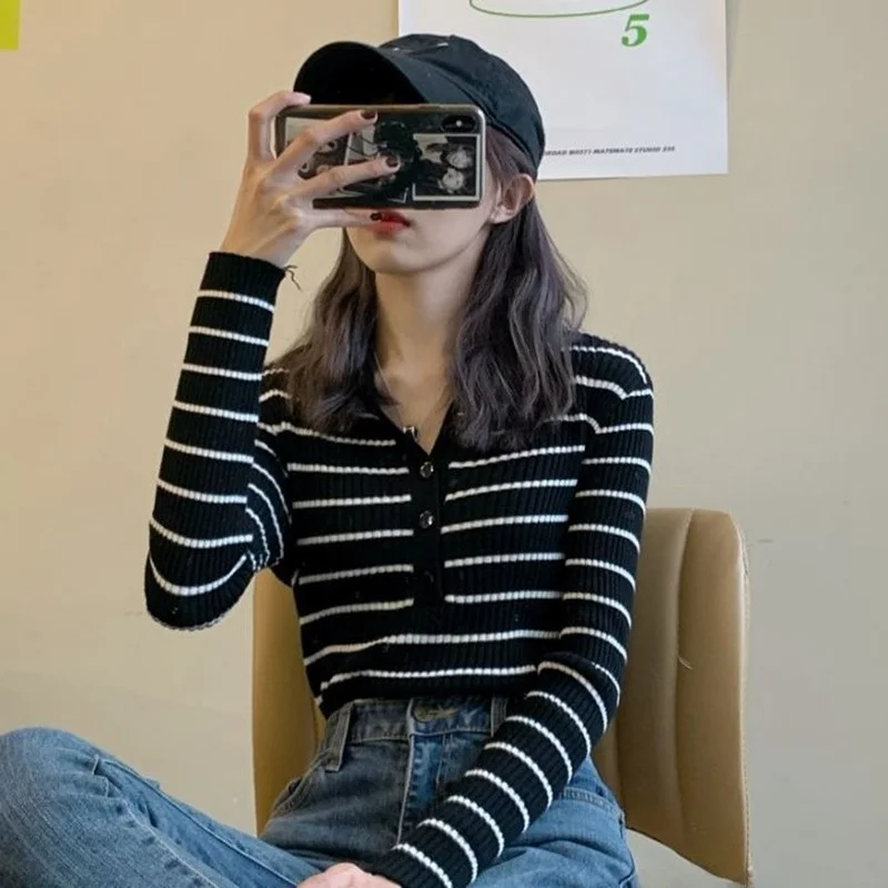 Slim Fit Women's Base Shirt Autumn Winter Korean Style Striped Knit Sweater V-neck Long Sleeve Regular Length Button Detail
Slim Fit Women's Base Shirt Autumn Winter Korean Style Striped Knit Sweater V-neck Long Sleeve Regular Length Button Detail