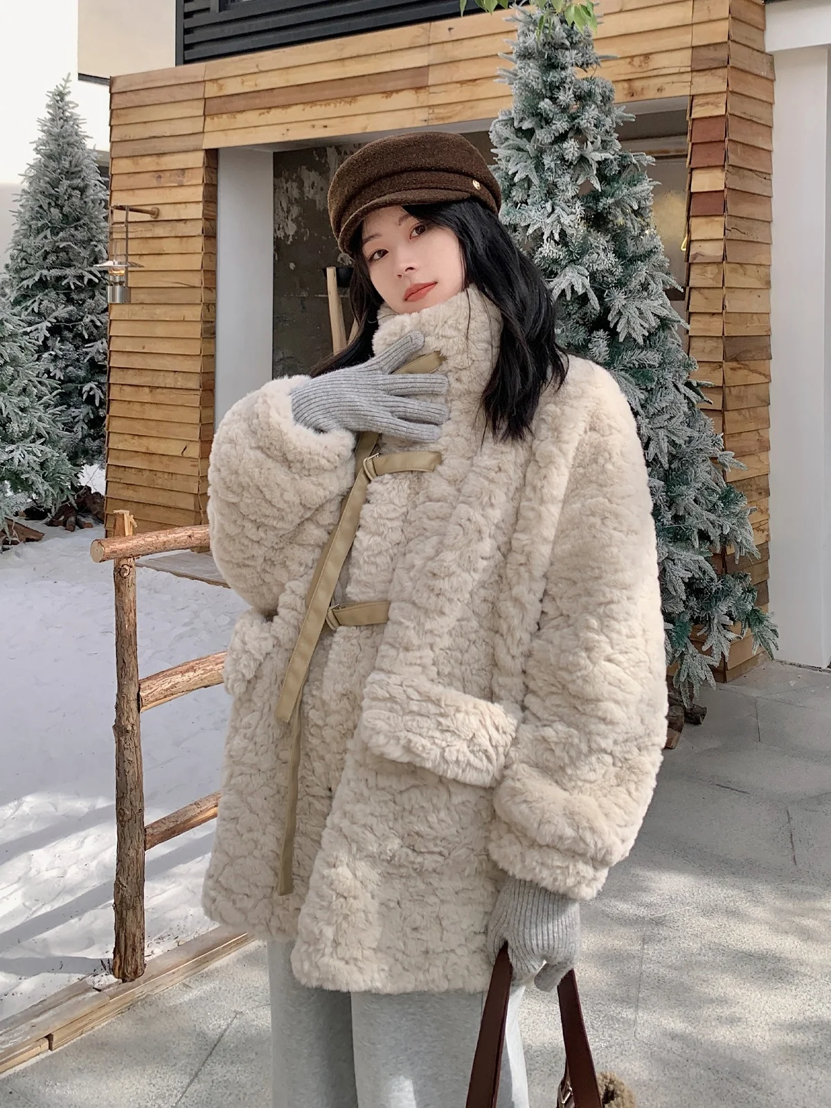 Женская шуба TWINS из искусственного меха и кожи, имитация кроличьего вельвета, теплая, новая коллекция Зима 2025, стиль OL
Женская шуба TWINS из искусственного меха и кожи, имитация кроличьего вельвета, теплая, новая коллекция Зима 2025, стиль OL