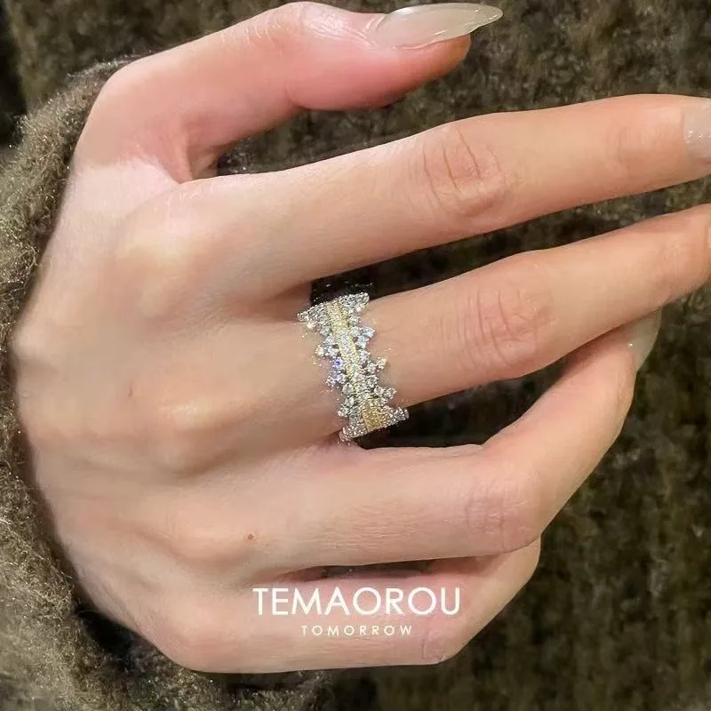 Кольцо с микроинкрустацией цирконом, широкое, открытое, в стиле «холодный ветер», элитное, для указательного пальца, легкая роскошь, нишевый дизайн, простое женское кольцо
Кольцо с микроинкрустацией цирконом, широкое, открытое, в стиле «холодный ветер», элитное, для указательного пальца, легкая роскошь, нишевый дизайн, простое женское кольцо