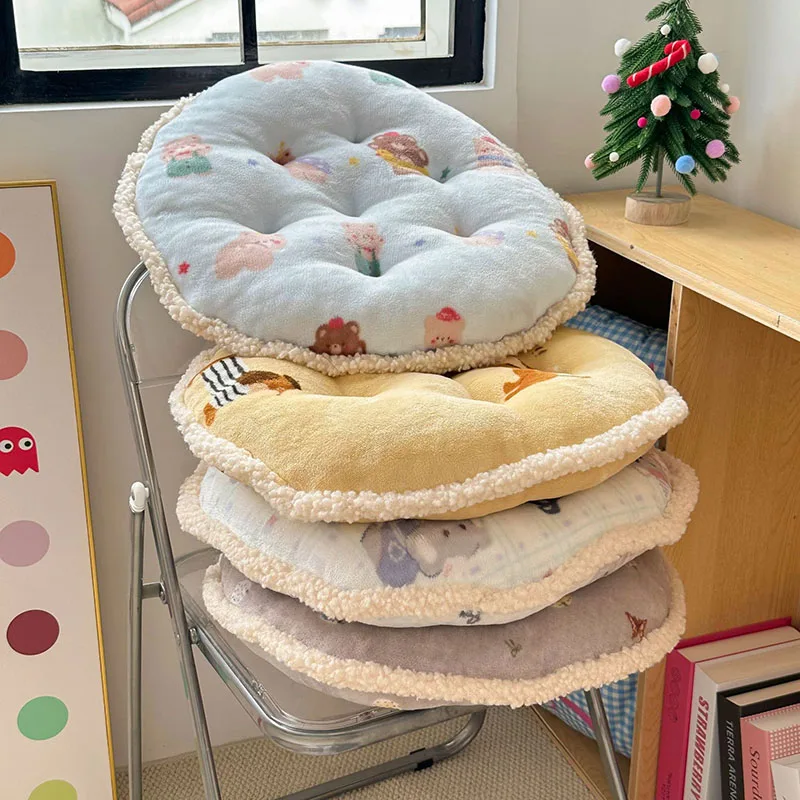 Новая зимняя круглая молочная бархатная подушка с героями мультфильмов, милая мягкая офисная подушка для балкона, удобный домашний декор для детей и взрослых 
Новая зимняя круглая молочная бархатная подушка с героями мультфильмов, милая мягкая офисная подушка для балкона, удобный домашний декор для детей и взрослых