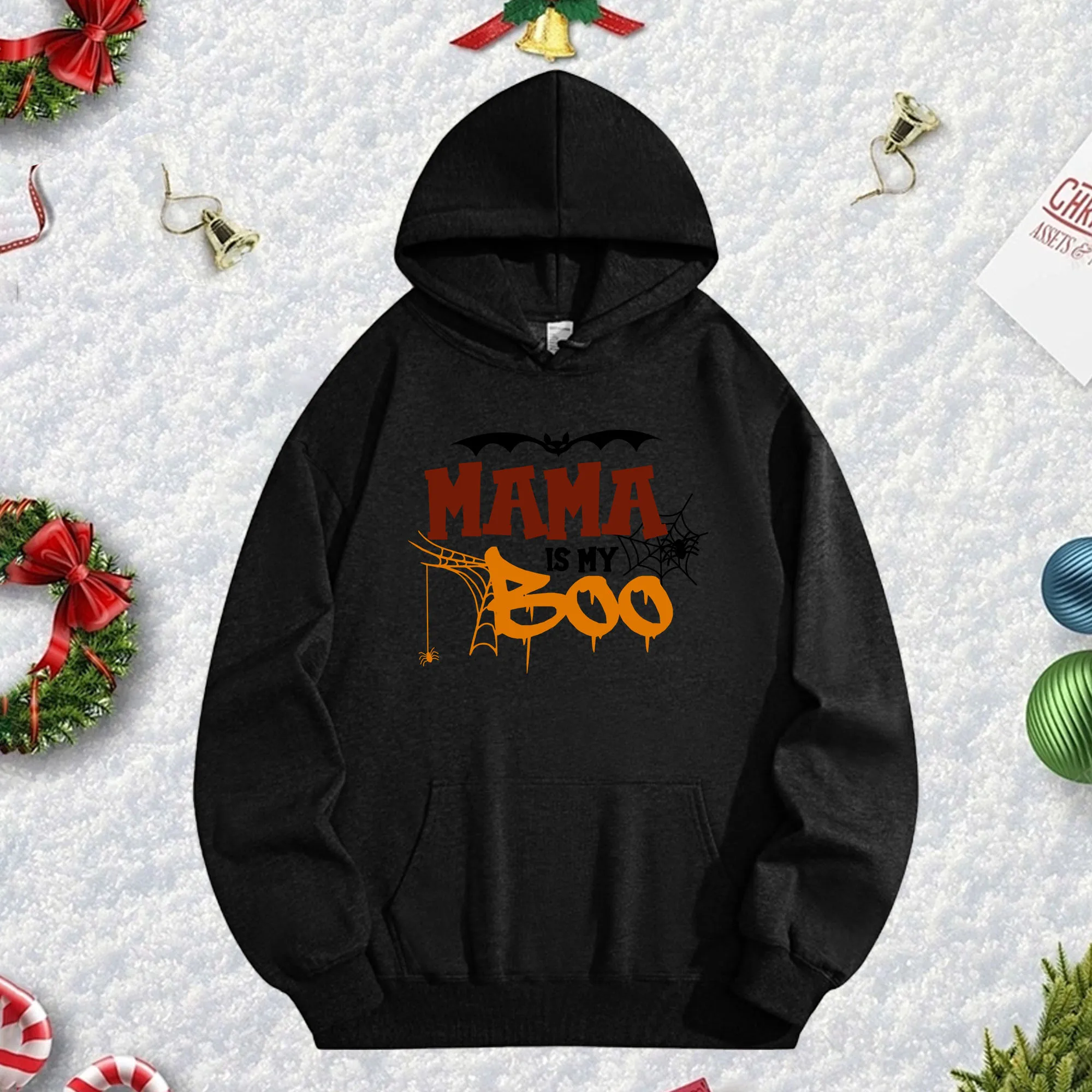 MAMA IS MY BOO 270G Черная толстовка с капюшоном для мужчин и женщин, уютный флисовый пуловер большого размера для осенне-зимнего рождественского сезона
MAMA IS MY BOO 270G Черная толстовка с капюшоном для мужчин и женщин, уютный флисовый пуловер большого размера для осенне-зимнего рождественского сезона