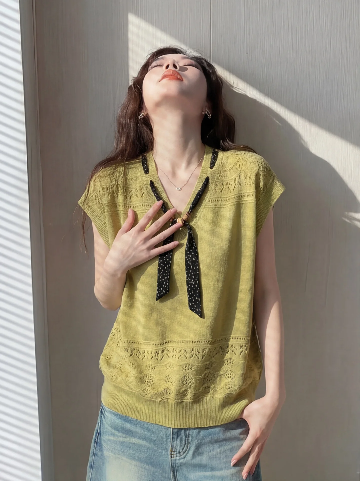 Elegant Embroidered Hollow out Short Sleeve Ice Silk Knitted Top Women Summer Loose Slimming V Neck Silk Scarf Design Sense U...
Elegant Embroidered Hollow out Short Sleeve Ice Silk Knitted Top Women Summer Loose Slimming V Neck Silk Scarf Design Sense U...