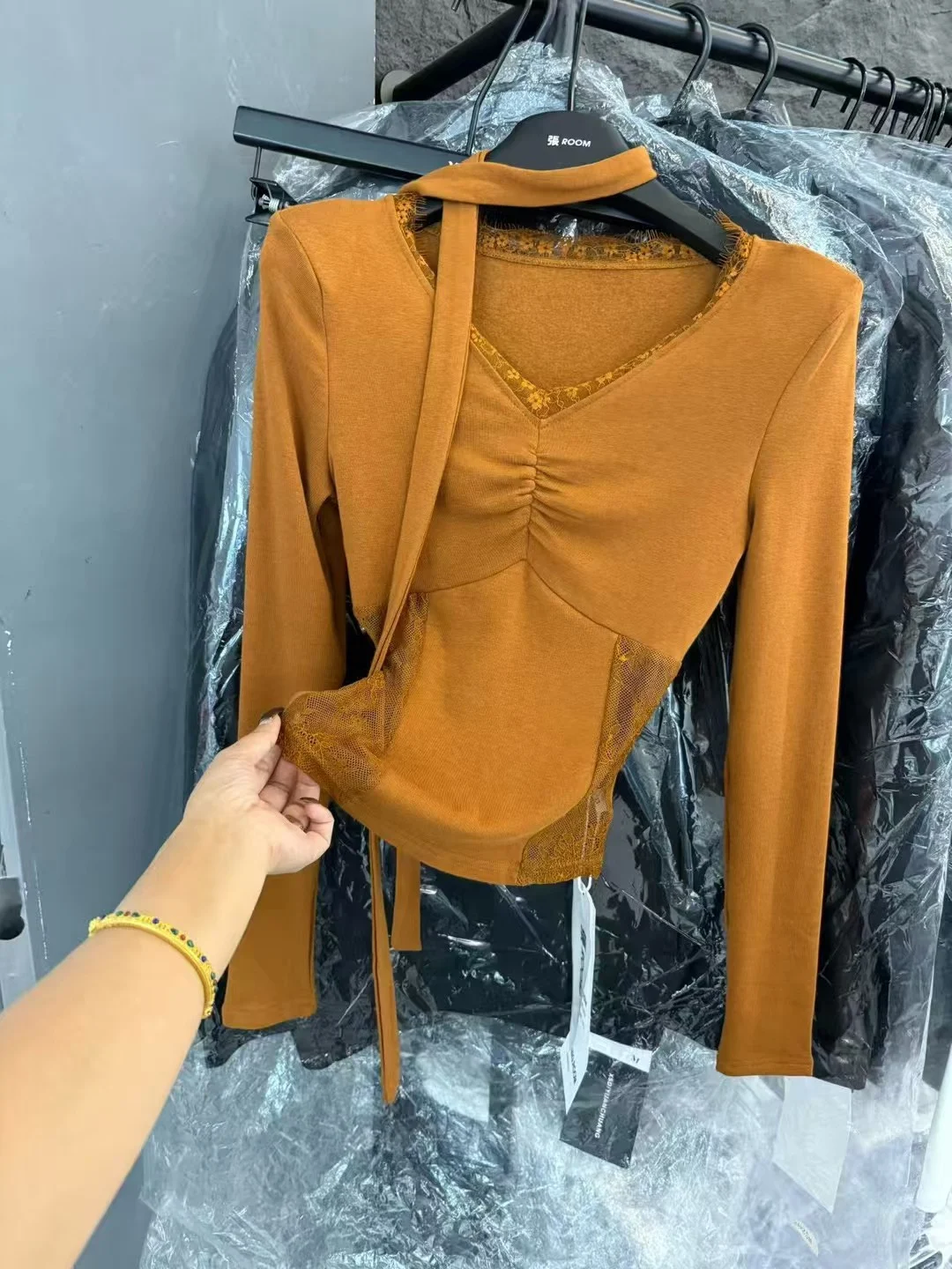 Осенне-зимняя женская длинная футболка све с кружевом и V-образным вырезом, мягкая удобная хлопковая футболка Thiened, корейская футболка для поездок на работу
Осенне-зимняя женская длинная футболка све с кружевом и V-образным вырезом, мягкая удобная хлопковая футболка Thiened, корейская футболка для поездок на работу