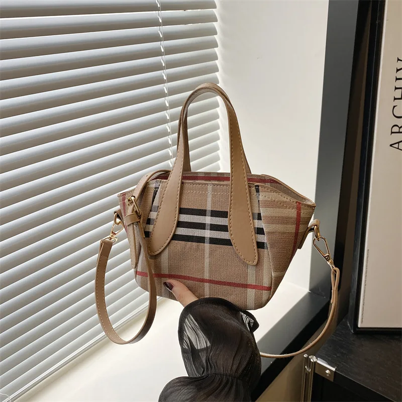 Новинка: Французская шикарная сумка-ведро для женщин, маленькая повседневная сумка через плечо, универсальная сумочка с верхней ручкой и модным дизайном
Новинка: Французская шикарная сумка-ведро для женщин, маленькая повседневная сумка через плечо, универсальная сумочка с верхней ручкой и модным дизайном