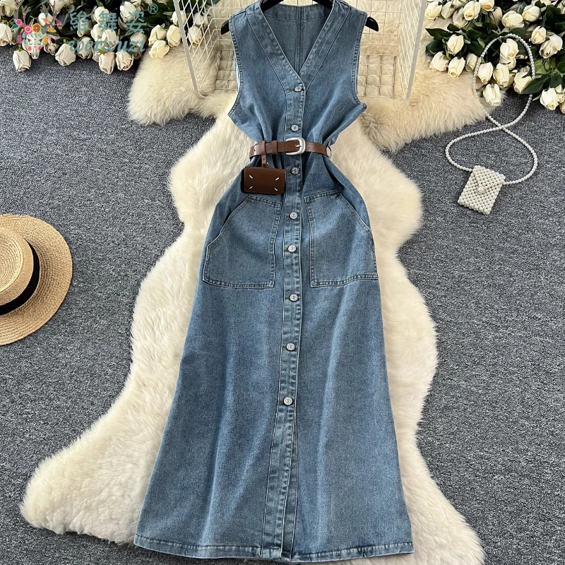 New Women's Patchwork V-Neck Sleeveless Denim Dress with Belt 2025Summer Elegant Single Breasted Long Dress Female Jeans Skirts
New Women's Patchwork V-Neck Sleeveless Denim Dress with Belt 2025Summer Elegant Single Breasted Long Dress Female Jeans Skirts