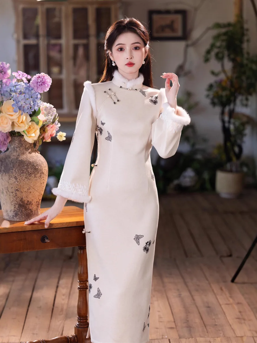 2025 Velvet Embroidery Thickened Long Sleeve Inverted Qipao New Chinese Style White Long Qipao
2025 Velvet Embroidery Thickened Long Sleeve Inverted Qipao New Chinese Style White Long Qipao