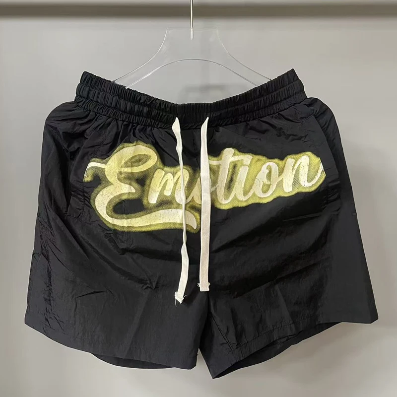 Новинка 2025 года, мужские повседневные шорты со смешанным эмоциями и принтом логотипа, эластичная талия, шнурок, повседневные шорты СМЕШАННОЙ ЭМОЦИИ
Новинка 2025 года, мужские повседневные шорты со смешанным эмоциями и принтом логотипа, эластичная талия, шнурок, повседневные шорты СМЕШАННОЙ ЭМОЦИИ