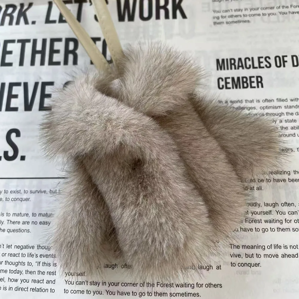 Милая сумка из искусственного кроличьего меха, очаровательная форма одежды, мягкое украшение для ключей, подвесное украшение, украшение для ключей от машины
Милая сумка из искусственного кроличьего меха, очаровательная форма одежды, мягкое украшение для ключей, подвесное украшение, украшение для ключей от машины