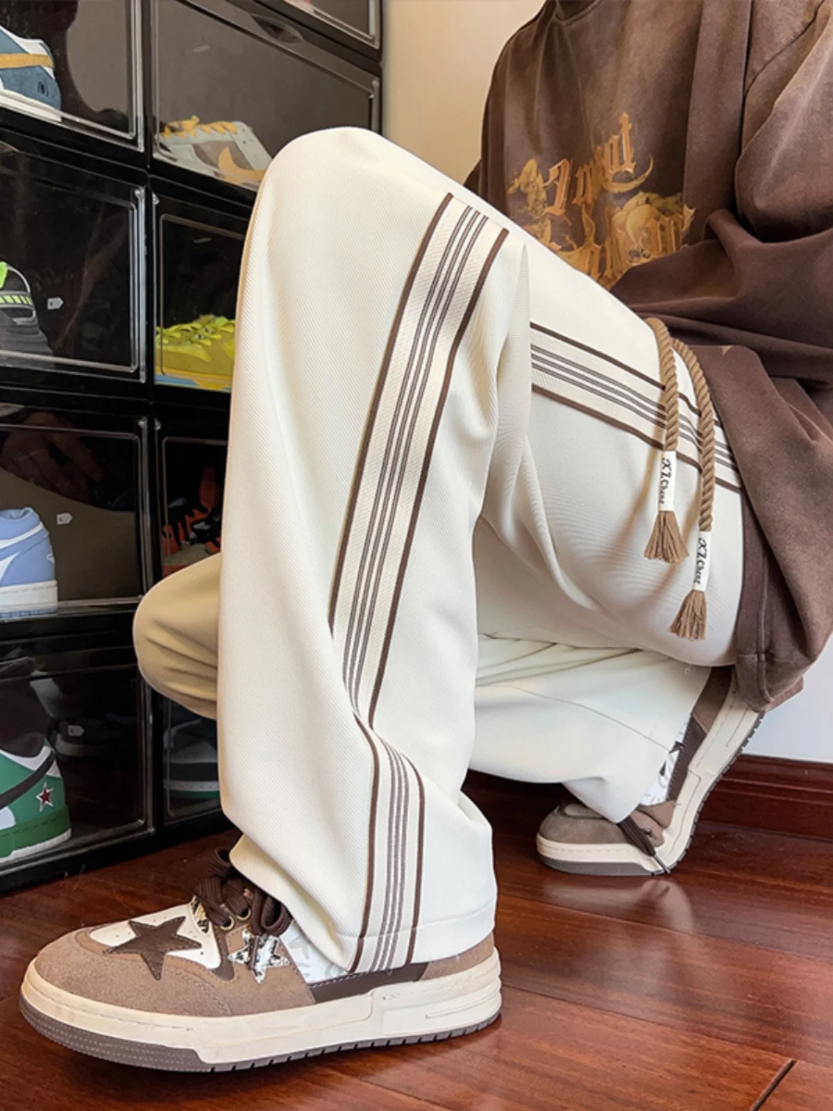 Мужские свободные широкие брюки в полоску в американском стиле, спортивные штаны, осенние модные повседневные брюки от трендового бренда
Мужские свободные широкие брюки в полоску в американском стиле, спортивные штаны, осенние модные повседневные брюки от трендового бренда